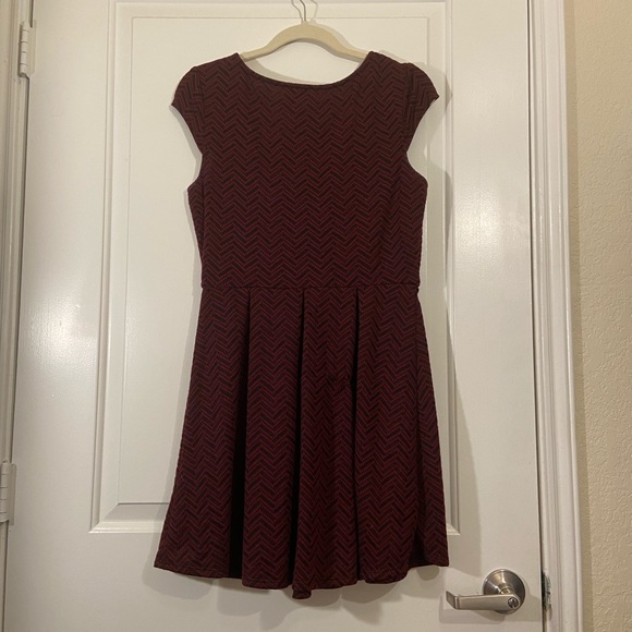 IZ Byer maroon black fit and flare a line dress - Picture 2 of 3